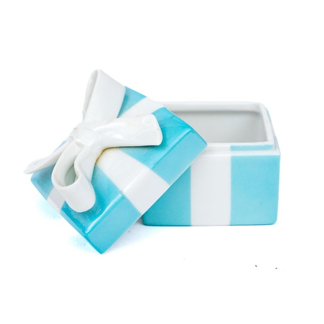 Postmodern Tiffany & Co. Vintage Ceramic Gift Box Trinket Holder Blue/White For Sale - Image 3 of 4