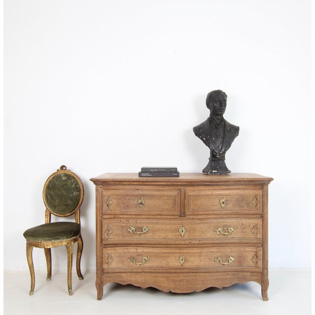 A provincial Liège Baroque galbée chest of drawers from the late 18th century. Régence/Louis XV style. Crafted from solid...