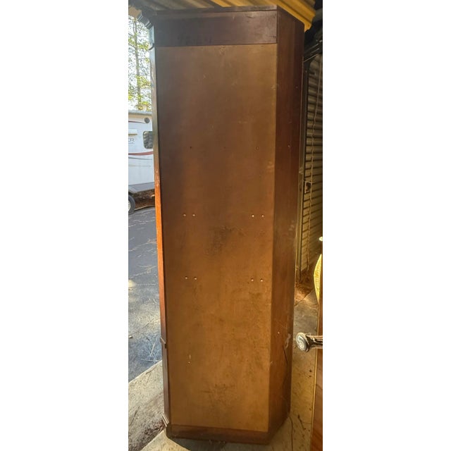English Georgian Style Carved Mahogany Corner Cabinet With Carved Shell Motif For Sale In Atlanta - Image 6 of 7