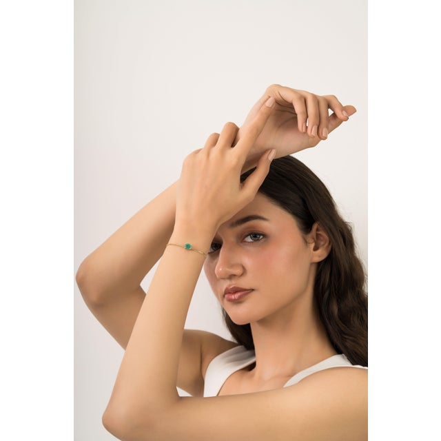 Green 1.53ct Oval Prong Set Emerald Solitaire Chain Bracelet in 14k Yellow Gold For Sale - Image 8 of 14