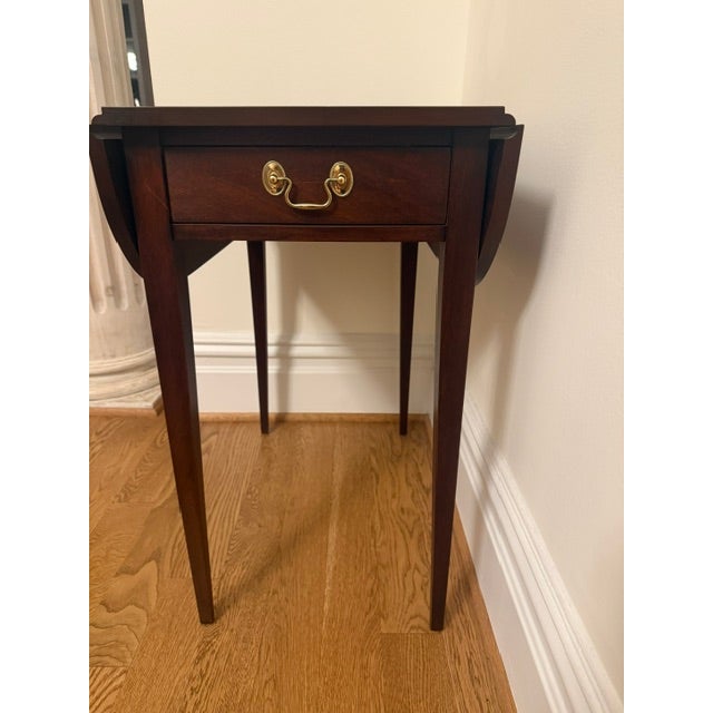 Henkel Harris, Federal Style. Expandable Mahogany Pembroke Drop-Leaf Side Table American made, Well made finished back....