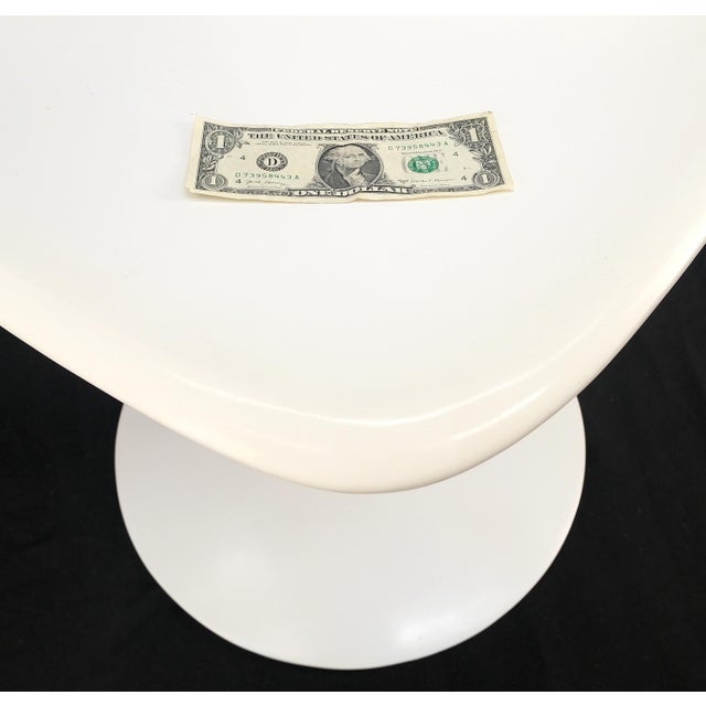Set of 3 Mid Century Modern Tulip Base White Fiberglass Side Dining Chairs MINT! For Sale - Image 13 of 14
