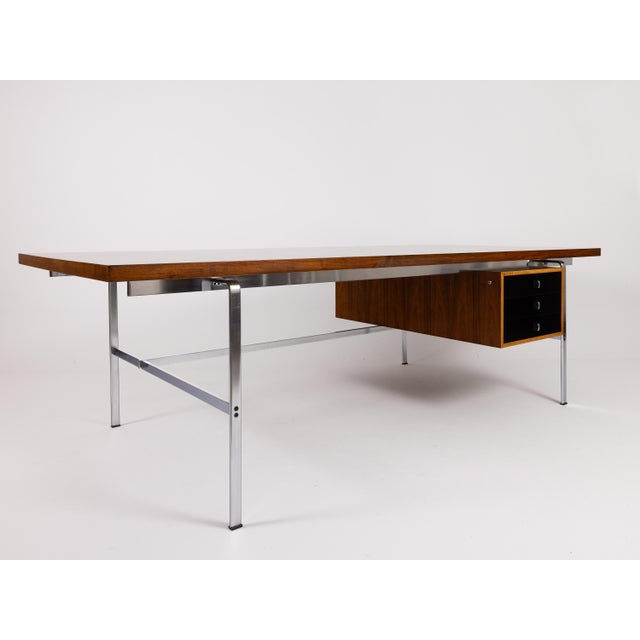 An imposing yet simple and elegant desk. This beautiful piece of furniture was designed by the Danish designers Preben...