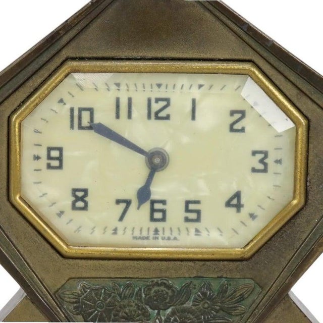 An American Art Deco boudoir or desk clock, dating to approximately 1930. This unsigned clock features a cast bronze case...