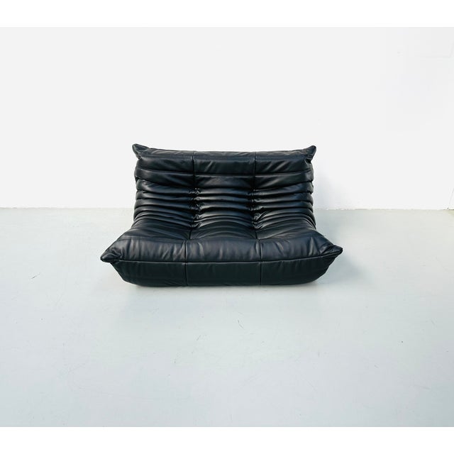 French Togo 2-Seater Sofa in Black Leather attributed to Michel Ducaroy for Ligne Roset, 1970s For Sale - Image 9 of 12