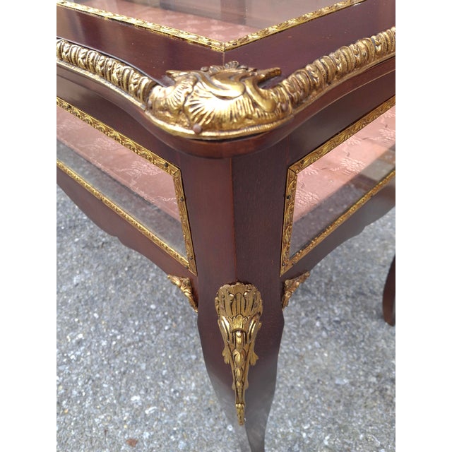 Mid 20th Century Louis XV Style Gilt Bronze Mounted Mahogany Bijouterie or Vitrine Display Table. For Sale - Image 17 of 18