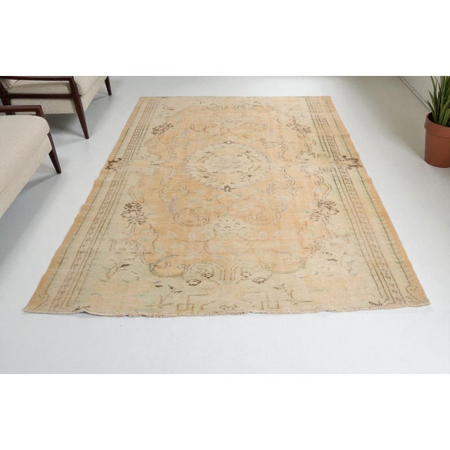 Turkish 1950s Bohemian Handknotted Oushak Rug For Sale - Image 3 of 10