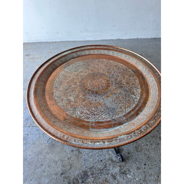 38" Hollywood Regency 1950s Moroccan Hand-Hammered Copper Tray Top Coffee Table With Wrought Iron Base For Sale - Image 14 of 18