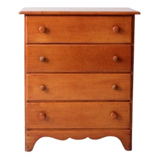 Vintage Early American Style Chest of Drawers For Sale