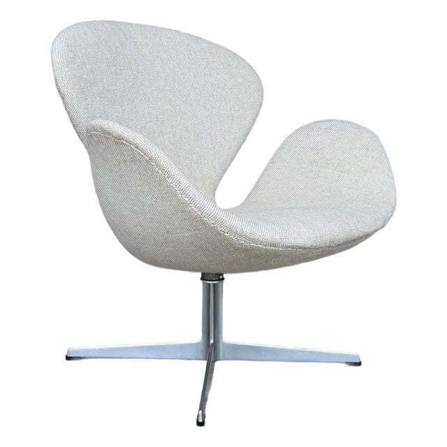Arne Jacobsen Swan Chair for Fritz Hansen For Sale