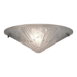 Large Single French Art Deco Frosted Glass Wall Sconce by Hettier Vincent & Hanots 1930s For Sale