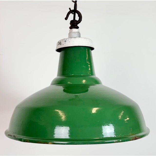 Mid-Century Modern British Industrial Green Enamel Factory Pendant Lamp, 1960s For Sale - Image 3 of 16