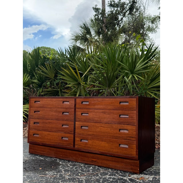 Mid-Century Modern Vintage Danish Modern Poul Hundevad Rosewood Dresser Credenza Scandinavian Mid-Century Sideboard For Sale - Image 3 of 8