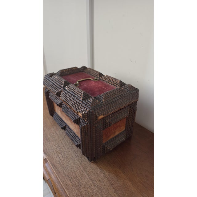 Dimensions: 13 x 10 x 8.5 in (≈ 33 x 25 x 21.5 cm) Weight: 1890 g (≈ 4.17 lbs) A striking antique Tramp Art wooden box,...