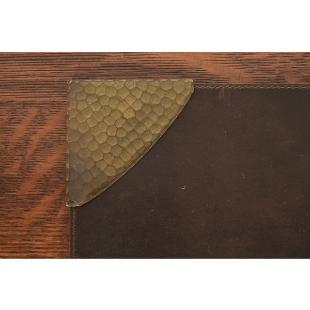 1920s Roycroft Arts & Crafts Brass Finished Hammered Copper Blotter Corners With Leather Desk Blotter For Sale - Image 5 of 13
