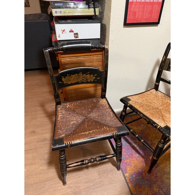 Mid 20th Century Vintage Heywood-Wakefield Style Drop-Leaf Dining Table With 4 Hitchcock Rush Seat Chairs – Old Colony Style For Sale - Image 5 of 12