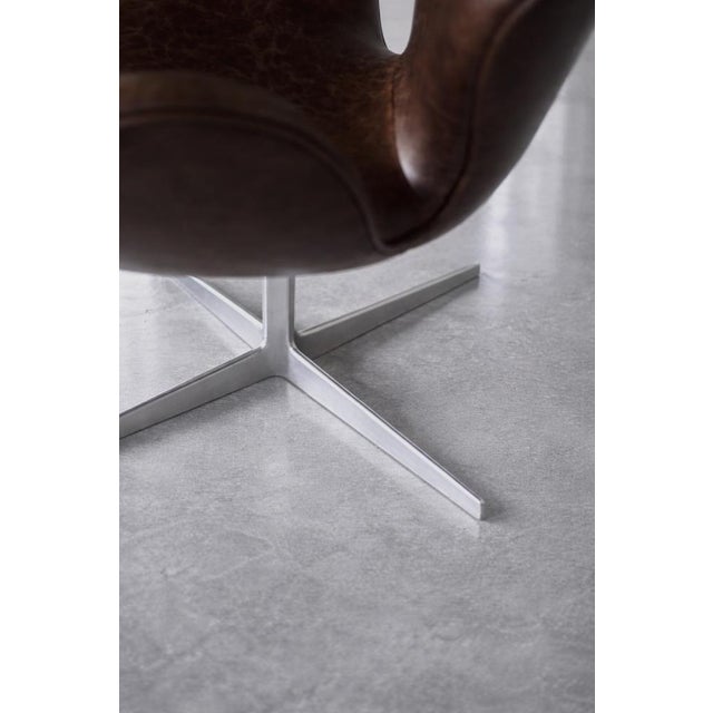 Mid-Century Modern Danish Brown Leather Swan Chair by Arne Jacobsen for Fritz Hansen, 1958 For Sale - Image 9 of 18