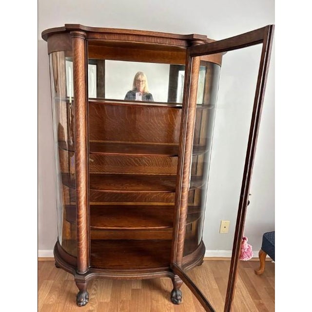 American Late 18th Century Quartersawn Oak Curved Glass Curio Cabinet For Sale - Image 3 of 18