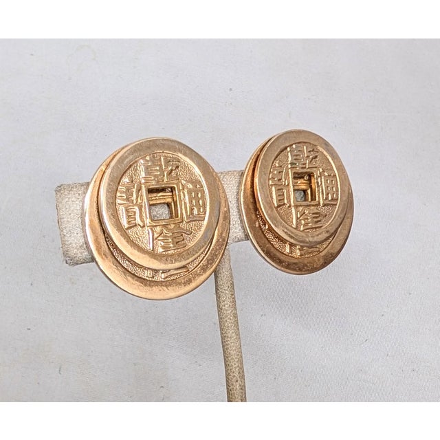 Vintage Signed Napier Doris Day Goldtone Two Stacked Asian Coins Clip Earrings- 2 Pieces For Sale In Philadelphia - Image 6 of 6