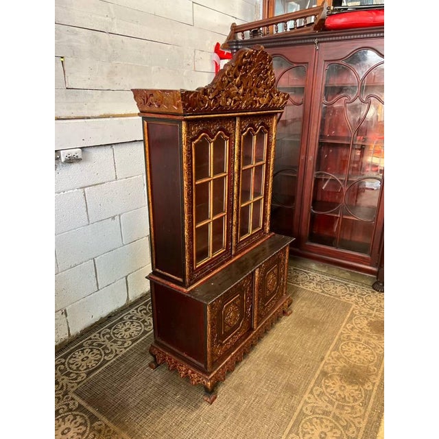 Vintage Chinoiserie Style Gilt Red Lacquered Decorated Two-Part Display Curio Cabinet For Sale - Image 4 of 12