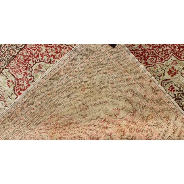 Early 20th Century Fine Turkish Sivas Rug With Classic Medallion Design in Red, Ivory and Green For Sale In Atlanta - Image 6 of 7