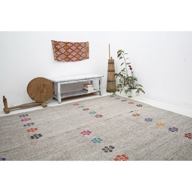Gray Embroidered Vintage Turkish Kilim Rug For Sale In Los Angeles - Image 6 of 7