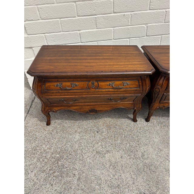 Heritage Pair of Vintage Heritage Grand Tour French Louis XV Style Bombe Chests / Nightstands For Sale - Image 4 of 12