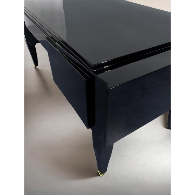 Stunning French desk from the 1930s with an elegant design characterized by linear and symmetrical shapes typical of Art...