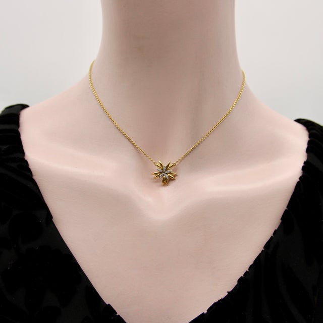 Metal 1950s French 18k Gold Mid-Century Flower Pendant Necklace With Diamonds For Sale - Image 7 of 10