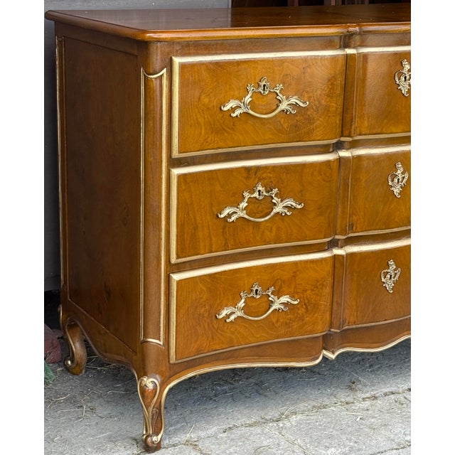 Scott Thomas Walnut Parcel Gilt 7 Drawer Dresser/Chest For Sale In New York - Image 6 of 12