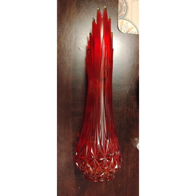 1960s Large Le Smith Diamond Butt 16 Fingers Swung Vase Amberina 24 Gorgeous Red For Sale - Image 9 of 11