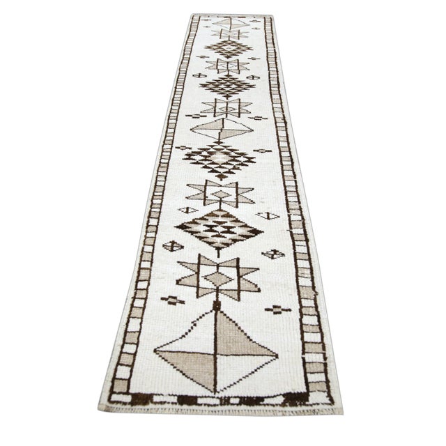 1960s 1960s White & Brown Geometric Design Vintage Turkish Runner 2'9" X 12'2" For Sale - Image 5 of 6