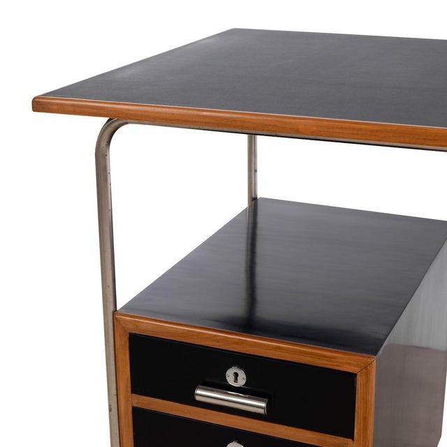 The small desk model 27 impresses with its elegant Bauhaus design and high-quality materials. with a generous work surface...