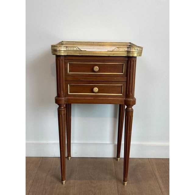 Wood 1940s Pair of wood and brass side tables with Carrara marble tops in the style of Maison Jansen For Sale - Image 7 of 12