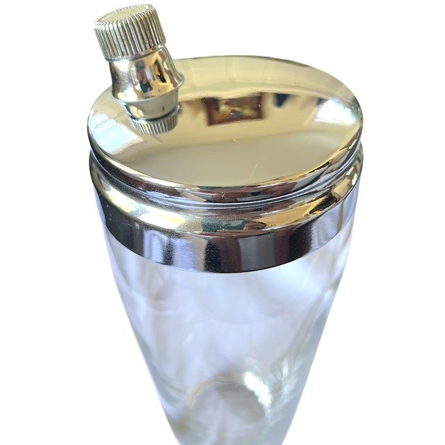 Anchor Hocking 1950s Oversized Chrome & Glass Cocktail Shaker – Barware Classic After Ralph Lauren Dorothy Thorpe For Sale - Image 4 of 8