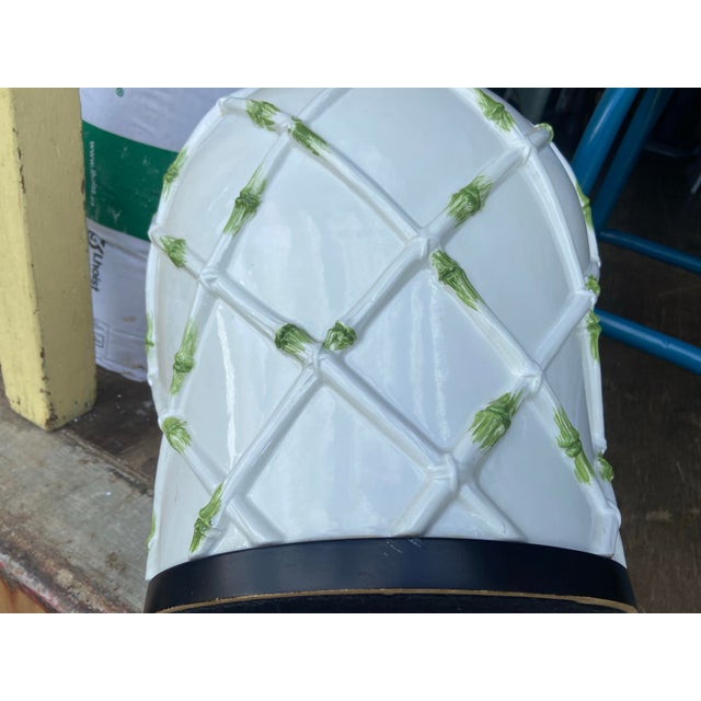 White Vintage Mid-Century Modern Hollywood Regency Faux Bamboo White Ceramic Table Lamp For Sale - Image 8 of 12