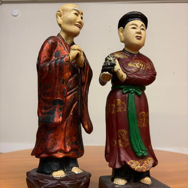 Late 20th Century Vintage Vietnamese Cultural Figurines – Pair of Hand-Painted Statues From Hanoi For Sale - Image 5 of 11