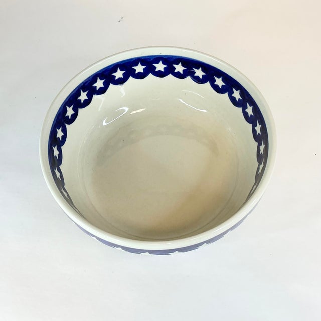 American 1980s Vintage Arts & Crafts Americana Boho Chic Boleslawiec Pottery Round Serving Dish - 4th of July For Sale - Image 3 of 9