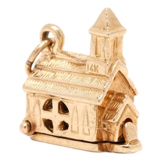 Vintage Chapel Charm With Bride and Groom, 14k Yellow Gold, Length .5 In For Sale