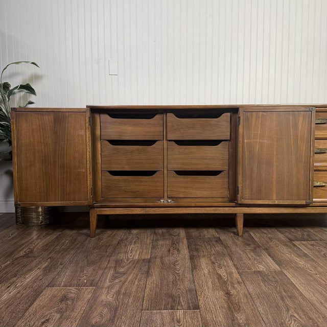 Mid-Century Modern Brutalist-Style Walnut Kroehler Custom Crafter Lowboy Dresser For Sale In Salt Lake City - Image 6 of 18