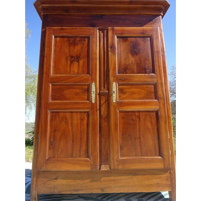 This characterful wardrobe captivates with the luminosity of its wood, whose natural patina with golden highlights...