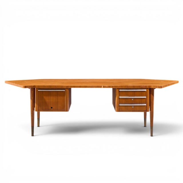 Stow Davis Mid Century Walnut Boomerang Executive Desk This desk measures: 108 wide x 42.5 deep x 29 high, with a chair...