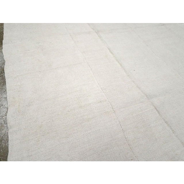 Galerie Shabab Collection Mid-20th Century Handmade Turkish Hemp Flatweave Kilim Room Size Carpet in White For Sale In New York - Image 6 of 10