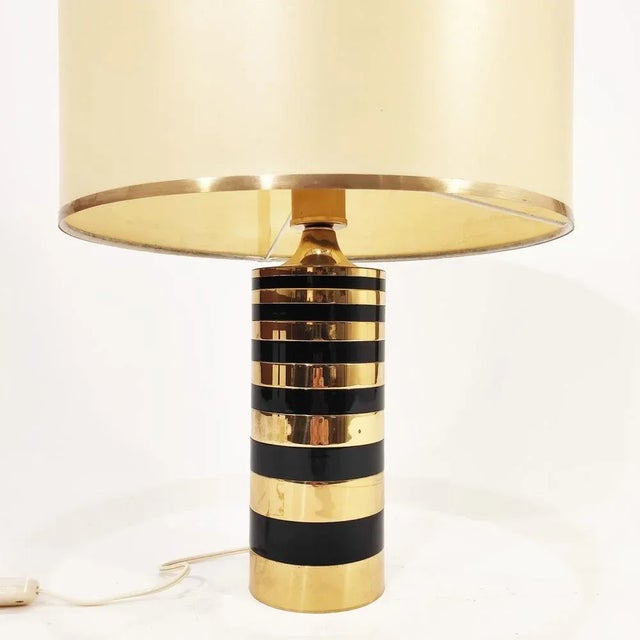 Table or desktop lamp from the Spanish brand CLAR Barcelona, ​​from the 70s. Cylindrical metal body with shiny gold and...
