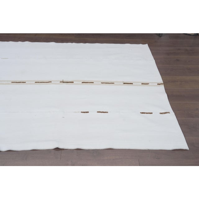 1970s Vintage Handmade Wool & Cotton Flatweave Kilim Rug – Neutral Cream Design For Sale - Image 10 of 11
