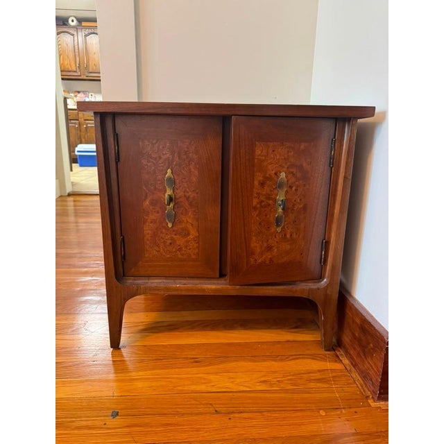 Vintage R-Way American made mid century modern nightstand. It has a beautiful Burl inlay. It has two levels of shelves...