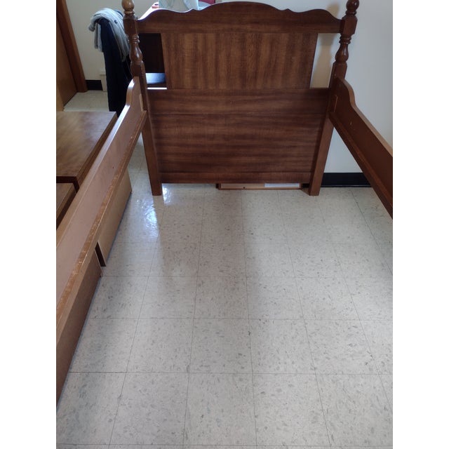 Quality Bassett Captain's Twin Bed with 3 cubes underneath. Beautiful vintage maple finish in good condition. There are 2...