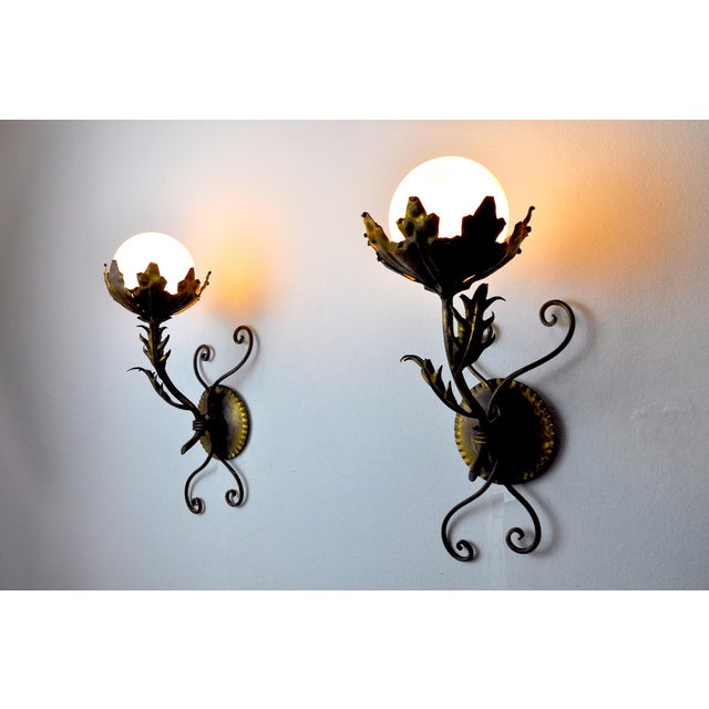 Very nice pair of floral wall lights designed and produced by Ferro Arte in Spain in the 1960s. Structure in metal gilded...