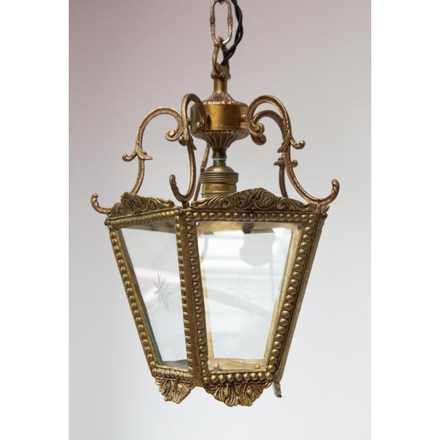 It works with an E27 bulb. 4 crystals have a star engraved on them. Up to 250V (Europe/UK Standard).The wiring of this...