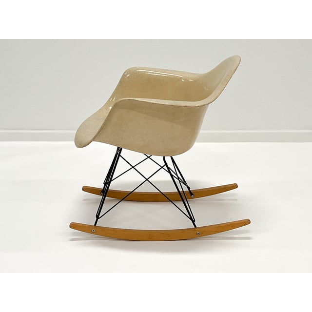 1960s 1960s Rocking Chair by Charles & Ray Eames for Herman Miller – Parchment Fiberglass For Sale - Image 5 of 15